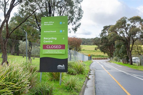 This is a photograph of the sign outside the Recycling Centre in Plenty which says Closed.